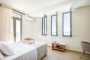 Posteľ alebo postele v izbe v ubytovaní Beachfront Nymphes Aigli with Private Pool, Children Area & BBQ