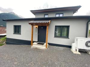 une maison avec une porte d'entrée et un four micro-ondes dans l'établissement Appartement Klein Tirol, à Pettneu am Arlberg