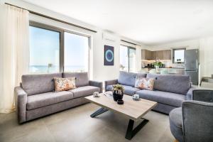 Posedenie v ubytovaní Beachfront Nymphes Aigli with Private Pool, Children Area & BBQ