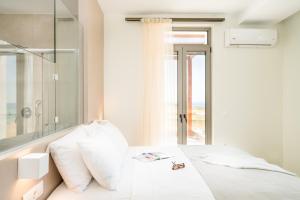 Posteľ alebo postele v izbe v ubytovaní Beachfront Nymphes Aigli with Private Pool, Children Area & BBQ