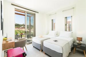 Posteľ alebo postele v izbe v ubytovaní Beachfront Nymphes Aigli with Private Pool, Children Area & BBQ