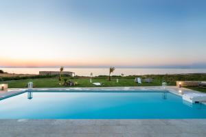 Bazén v ubytovaní Beachfront Nymphes Aigli with Private Pool, Children Area & BBQ alebo v jeho blízkosti