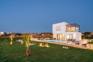 Bazén v ubytovaní Beachfront Nymphes Aigli with Private Pool, Children Area & BBQ alebo v jeho blízkosti