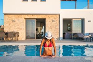 Bazén v ubytovaní Beachfront Nymphes Aigli with Private Pool, Children Area & BBQ alebo v jeho blízkosti