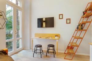 A television and/or entertainment centre at Functional Studio Milano Isola District