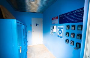 una habitación con una pared azul con un cartel. en El Navegante de Culebra, en Culebra