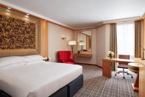 Letto o letti in una camera di Millennium Hotel and Conference Centre Gloucester London