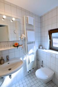 Bathroom sa Gasthof Grüner Baum