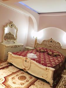 Postel nebo postele na pokoji v ubytování Петрос Family Hotel
