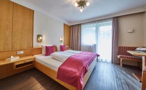 Ένα ή περισσότερα κρεβάτια σε δωμάτιο στο Hotel Schachner