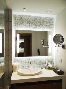 Baðherbergi á InterContinental Tegucigalpa at Multiplaza Mall by IHG