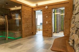 Pokój z drewnianymi ścianami i szklanymi drzwiami w obiekcie Weberstube Weberhaus Zollhaus Zollstöckl w mieście Obertilliach
