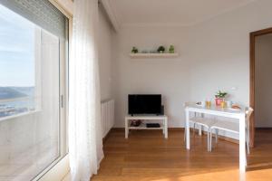 TV at/o entertainment center sa LovelyStay - 1BR Flat with Stunning Views over Porto