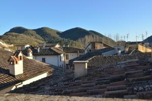 Blick auf die Dächer eines Dorfes in der Unterkunft RietINN 1 in Rieti