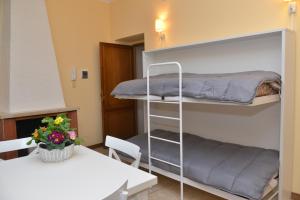 Zimmer mit 2 Etagenbetten mit einem Tisch und einem Stuhl in der Unterkunft RietINN 1 in Rieti