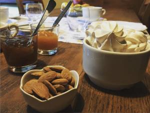 einen Tisch mit einer Schale Nüsse und einer Schale Chips in der Unterkunft Casa Tomà in Masera