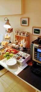 una mesa con comida y un microondas en una habitación en La City Mercado, en Alicante