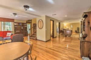 Istumisnurk majutusasutuses Charming Tallahassee Family Hideaway 5 Mi to FSU!