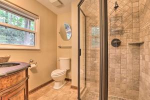 Vannituba majutusasutuses Charming Tallahassee Family Hideaway 5 Mi to FSU! +22 fotot