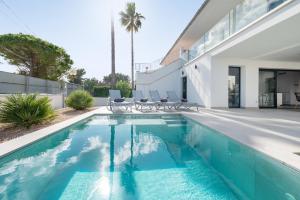 a swimming pool in the backyard of a house at Ca na Cati (Barcarés) in Alcudia