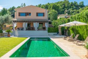 Villa con piscina frente a una casa en Sa Tanca de sa Nina, en Mancor del Valle