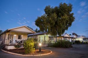 a row of houses with a light in the driveway at Discovery Parks - Kalgoorlie Goldfields in Kalgoorlie