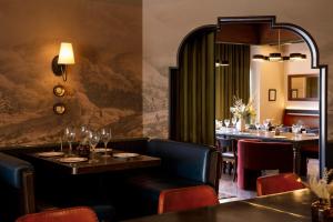 un restaurante con mesas y sillas y una pintura en la pared en Life House, Lower Highlands, en Denver