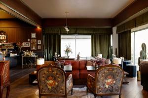 - un salon avec un canapé brun et des fauteuils dans l'établissement Life House, Lower Highlands, à Denver