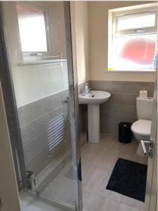 a bathroom with a shower and a sink and a toilet at M60 Modern Studio Appartment with free parking in Denton