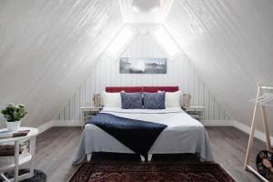 a bedroom with a bed with a red headboard at Smålandstorpet in Hok