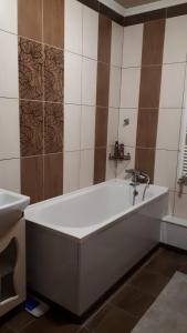 a bathroom with a bath tub and a sink at 2 комн. 5 мест, 10 мин. до Центра in Kropyvnytskyi