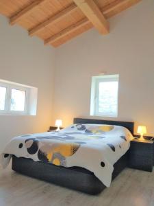 een slaapkamer met een bed met koeienprint en 2 lampen bij CHILL & ZEN - Caserío Itxaiz - in Deba