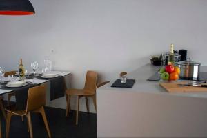 kuchnia ze stołem z krzesłami i blatem w obiekcie Ocean Space Lanzarote w mieście Punta de Mujeres