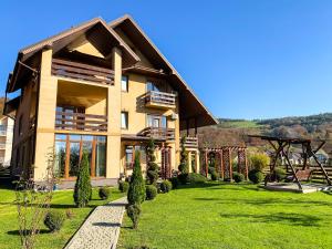 a house with a green yard in front of it at Veronika in Solochin