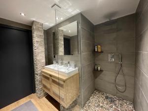 Et badeværelse på Aux Pierres Du Clos - Les 3 Vallées + 15 billeder