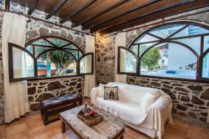 Χώρος καθιστικού στο Plousiadi΄s Stone House