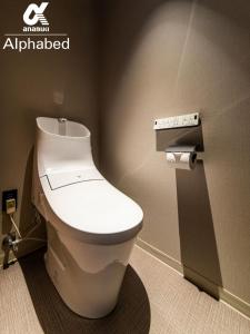 baño con aseo blanco en una habitación en ALPHABED INN Fukuoka Ohori Park - Vacation STAY 06391v en Fukuoka