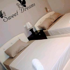 Pokój z dwoma łóżkami i znakiem, który czyta słodkie sny w obiekcie Tahrir Square Hostel w Kairze
