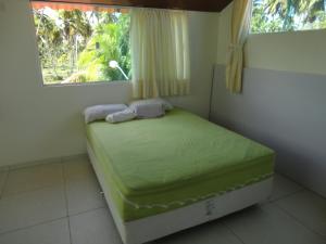 ein kleines Bett in einem Zimmer mit Fenster in der Unterkunft Casa Praia dos Carneiros in Tamandaré + 70 Fotos