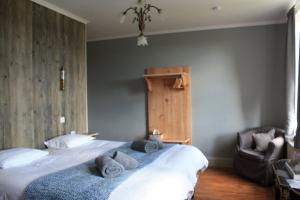 a bedroom with a bed with towels on it at Le vieux presbytère in Confracourt