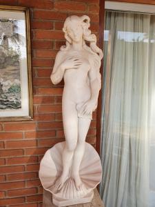 une statue blanche d'une femme debout sur un piédestal dans l'établissement Pernambuco Club House, à Guarujá