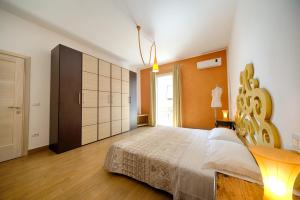 een slaapkamer met een groot bed en een dressoir bij B&B Ebo' in Olbia