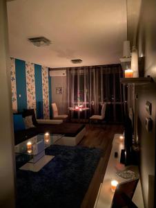 カポシュヴァールにあるBerzsenyi Apartman Kaposvárのソファとテーブルのあるリビングルーム