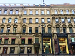un grand bâtiment avec de nombreuses fenêtres donnant sur une rue dans l'établissement Sonata Nevsky 11 Palace Square, à Saint-Pétersbourg