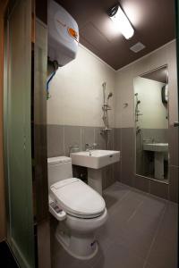 een badkamer met toilet en wastafel bij YD Residence in Seoul +45 foto's