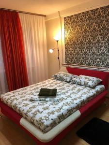 sypialnia z łóżkiem ze stołem w obiekcie Kyiv Apartment in Pechersk on Oleksandra Kopylenko w Kijowie