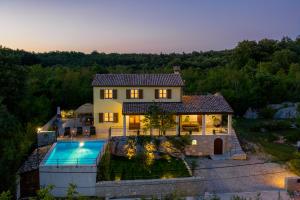 uma vista aérea de uma casa com piscina em Villa Gogli with private pool in Rabac Labin em Nedeščina