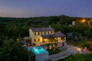Bazén v ubytování Villa Gogli with private pool in Rabac Labin nebo v jeho okolí