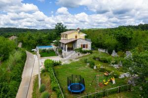 uma vista aérea de uma casa com um parque infantil em Villa Gogli with private pool in Rabac Labin em Nedeščina