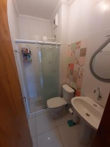 A bathroom at APTO PERTINHO DA PRAIA - Lindo e Equipado! Internet 400mb e 3 Tvs - Completo! TV a Cabo